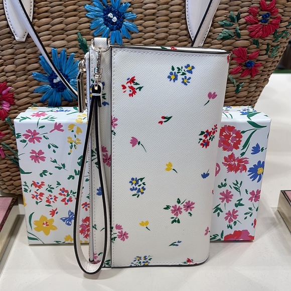 Kate Spade Staci Garden Bouquet Boxed Zip Wristlet
Cream Multi - Picture 7 of 16
